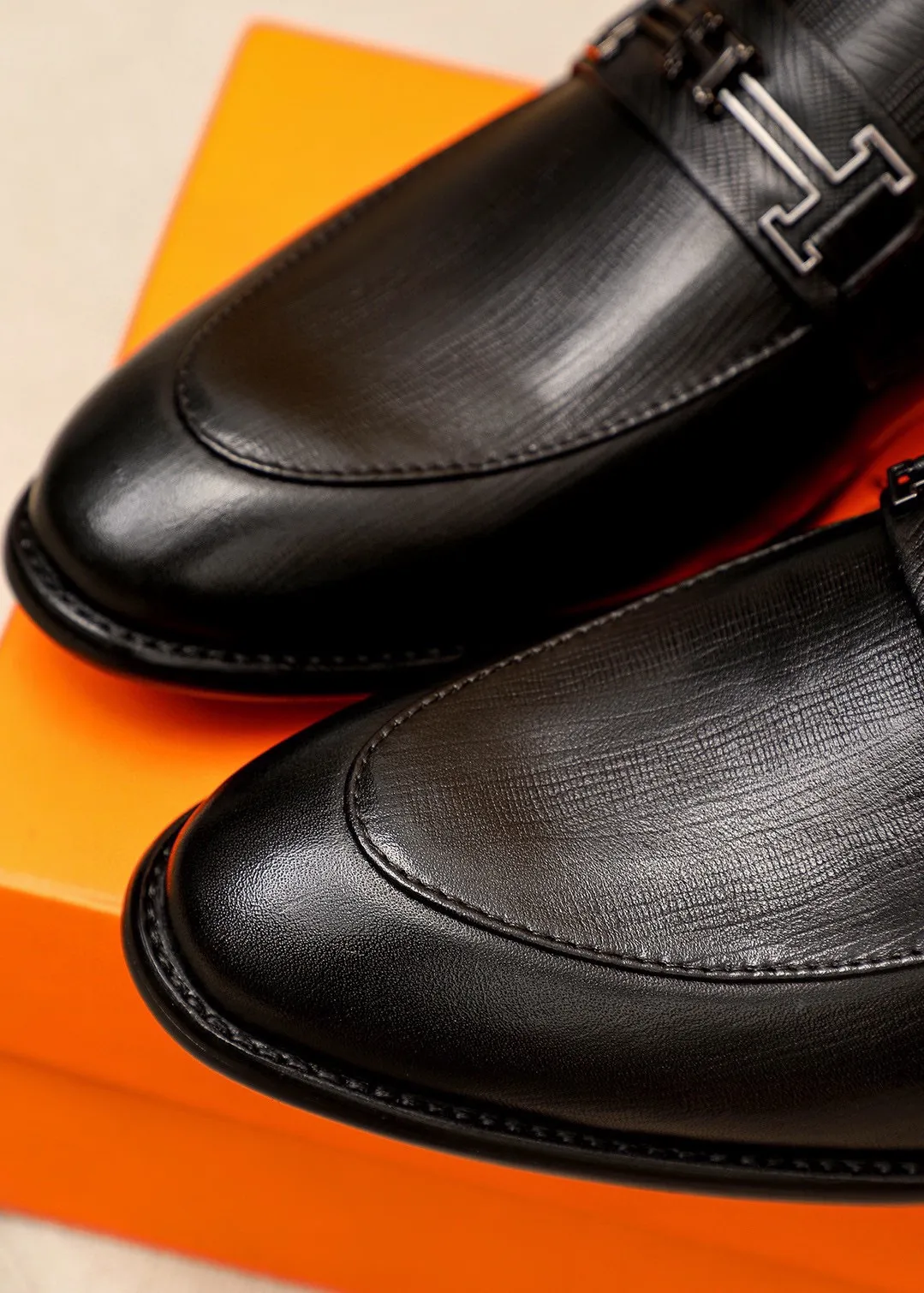 Men's shoes 💰480 💐 Product trademark: HERMES "Hermès" casual leather shoes Regular size: 39-44 (38.45.46🉑️Customized) Product materials: Selected imported first-layer calfskin embossed upper + classic hardware buckle, imported water-dyed cowhide lining. Strong three-dimensional visual effect, combined outsole Color: 1⃣️color optional